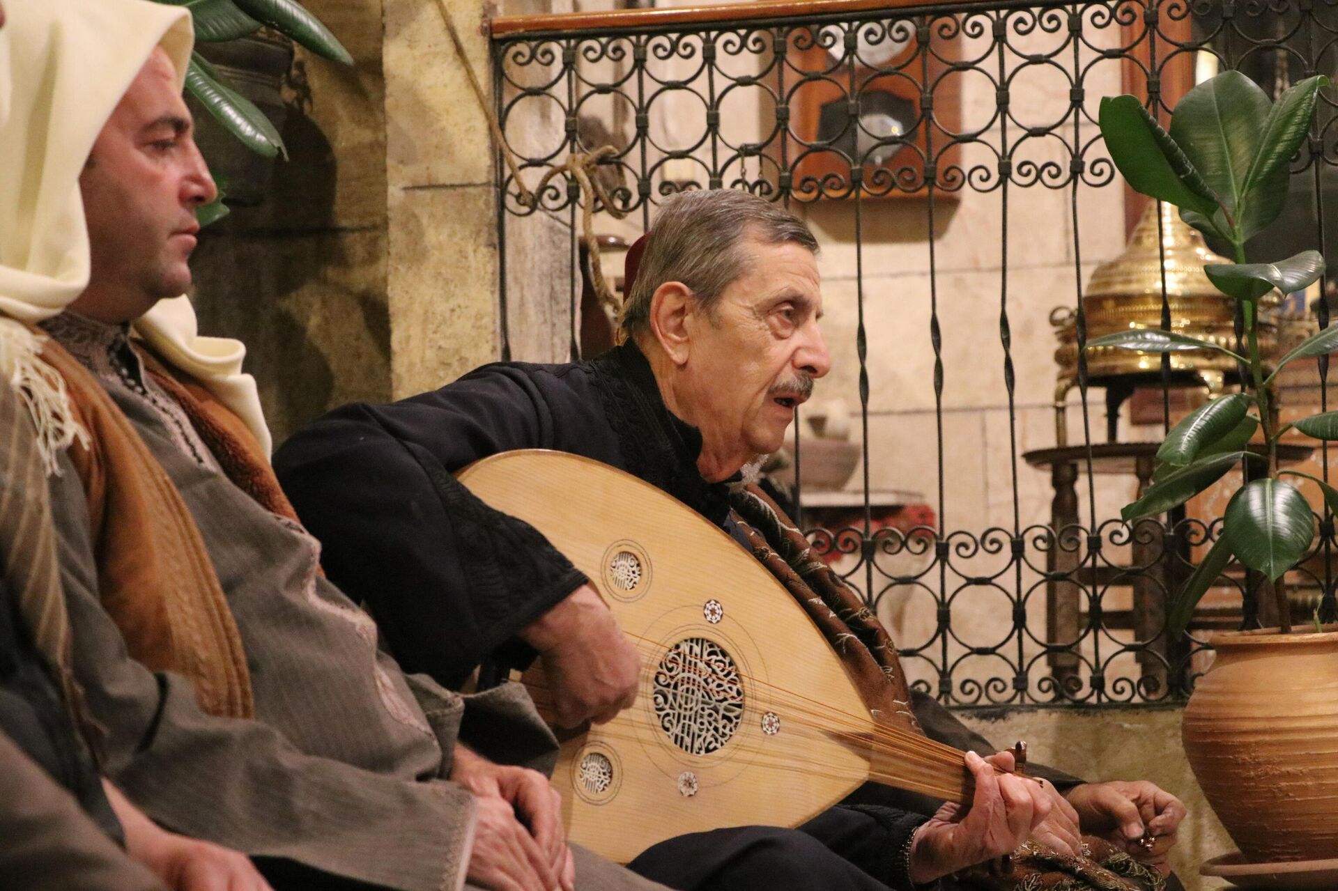 العكيد الحكواتي، غزوان بوسطه جي، في حي الجلوم في مدينة حلب القديمة، سوريا العكيد الحكواتي، غزوان بوسطه جي، في حي الجلوم في مدينة حلب القديمة، سوريا - سبوتنيك عربي, 1920, 08.02.2022