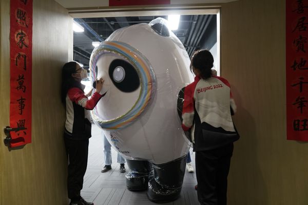 تنعطف "بينغ دوين دوين"، تميمة بكين 2022، جانبًا للخروج من الأبواب بعد زيارة مكتب وكالة أنباء شينخوا في دورة الألعاب الأولمبية الشتوية لعام 2022، 8 فبراير ، 2022. - سبوتنيك عربي