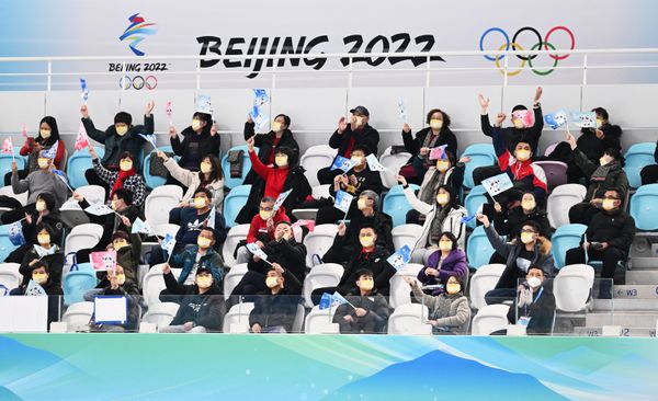 المتفرجون خلال مسابقة التزلج السريع في الألعاب الأولمبية الشتوية الـ24 (بكين 2022) في بكين، 6 فبراير 2022 - سبوتنيك عربي