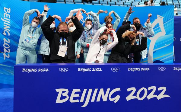 أولمبياد بكين 2022 - فريق المنتخب الروسي في التزحلق على الجليد - فريق جماعي - التزلج الفردي للسيدات - برنامج قصير - استاد العاصمة الداخلي، بكين، الصين، 6 فبراير 2022. رد فعل الروسية  كاميلا فالييفا من اللجنة الأولمبية الروسية بعد إظهار النتائج العالية. - سبوتنيك عربي
