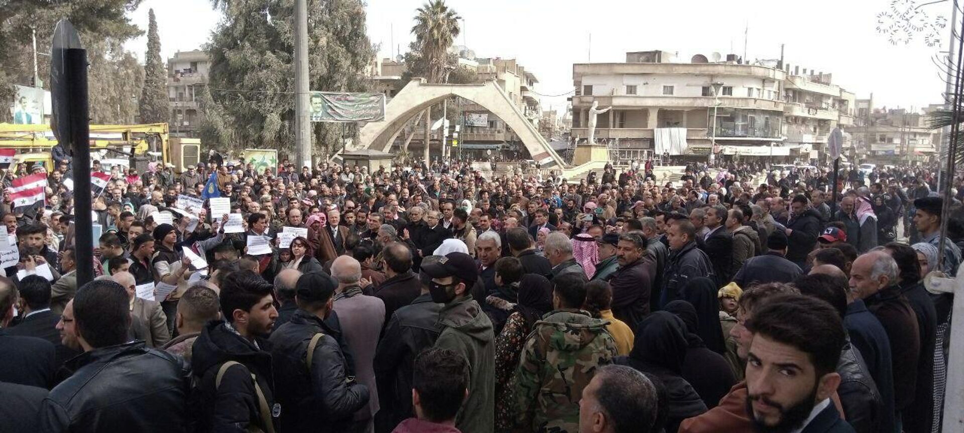 طلاب جامعة الفرات السورية يتظاهرون ضد تدمير كلياتهم بغارات جوية للتحالف الأمريكي - سبوتنيك عربي, 1920, 09.02.2022