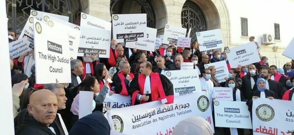قضاة تونسيون يتظاهرون احتجاجا على حل المجلس الأعلى للقضاء
 - سبوتنيك عربي