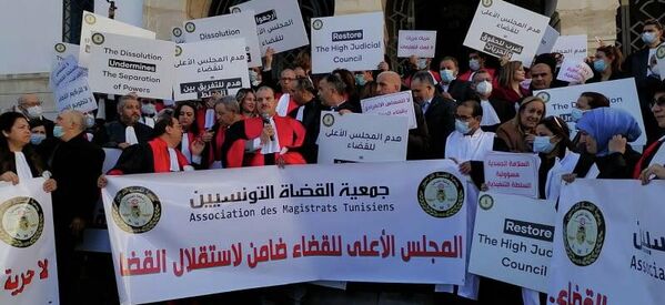 قضاة تونسيون يتظاهرون احتجاجا على حل المجلس الأعلى للقضاء
 - سبوتنيك عربي