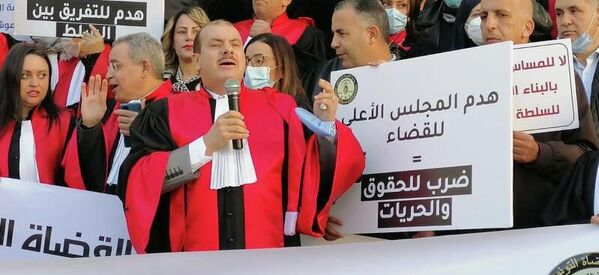 قضاة تونسيون يتظاهرون احتجاجا على حل المجلس الأعلى للقضاء
 - سبوتنيك عربي