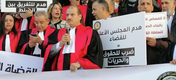 قضاة تونسيون يتظاهرون احتجاجا على حل المجلس الأعلى للقضاء
 - سبوتنيك عربي