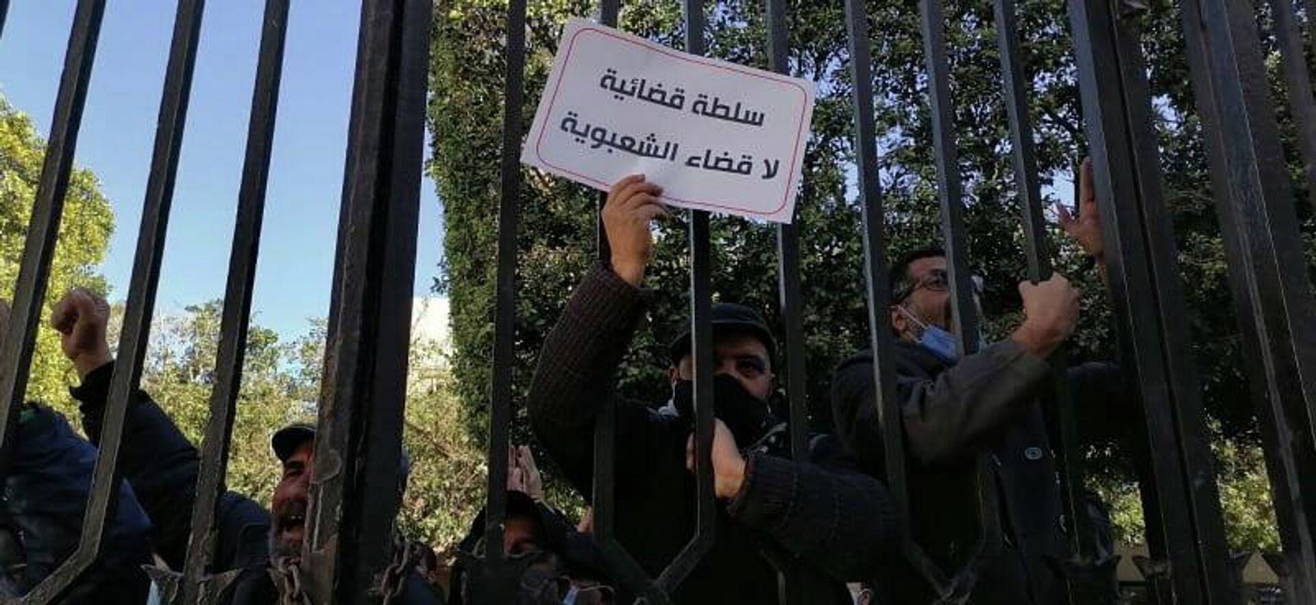 قضاة تونسيون يتظاهرون احتجاجا على حل المجلس الأعلى للقضاء
 - سبوتنيك عربي, 1920, 10.02.2022