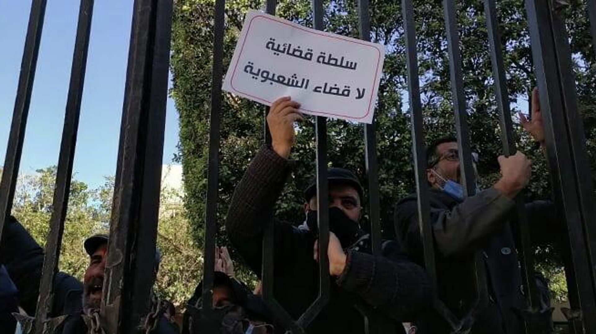 قضاة تونسيون يتظاهرون احتجاجا على حل المجلس الأعلى للقضاء
قضاة تونسيون يتظاهرون احتجاجا على حل المجلس الأعلى للقضاء
- سبوتنيك عربي, 1920, 10.02.2022