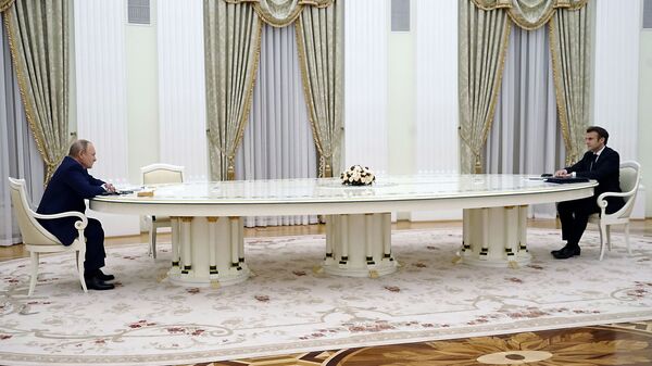 الرئيس الروسي فلاديمير بوتين والرئيس الفرنسي إيمانويل ماكرون خلال محادثات في الكرملين، روسيا 7 فبراير 2022 - سبوتنيك عربي