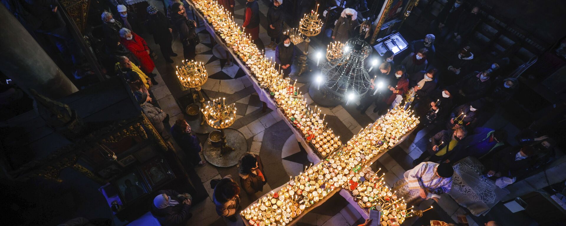 تم ترتيب المئات من عبوات العسل المليئة بالشموع المحترقة على شكل صليب، خلال قداس تقديس العسل في كنيسة العذراء المقدّسة في بلدة بلاغويفغراد، جنوب العاصمة البلغارية صوفيا، 10 فبراير 2022.
 - سبوتنيك عربي, 1920, 24.04.2025