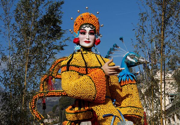 تمثال مصنوع من الليمون والبرتقال يُدعى "أيدا"، خلال مهرجان الليمون الـ 88 بعنوان "الأوبرا والرقص" في مينتون، فرنسا، 10 فبراير 2022. - سبوتنيك عربي