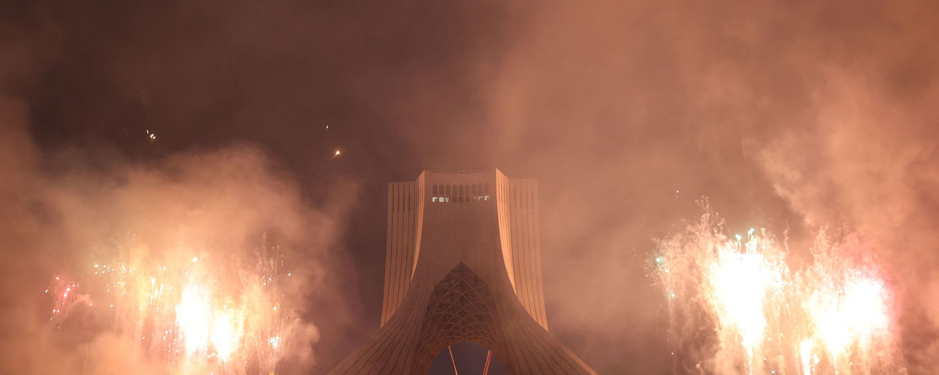إيرانيون يحتفلون بالذكرى 43 للثورة الإسلامية في طهران، إيران، 11 فبراير 2022. إيرانيون يحتفلون بالذكرى 43 للثورة الإسلامية في طهران، إيران، 11 فبراير 2022. - سبوتنيك عربي, 1920, 17.02.2022