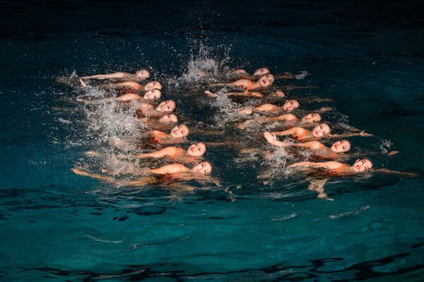 مجموعة من السباحات خلال فقرة السباحة المتزامنة بمناسبة احتفالية يوم النجم الساطع بمناسبة الذكرى الـ80 لميلاد الزعيم الكوري الشمالي السابق كيم جونغ إيل في صالة للألعاب الرياضية للسباحة في بيونغ يانغ، كوريا الشمالية، 13 فبراير 2022.
 - سبوتنيك عربي