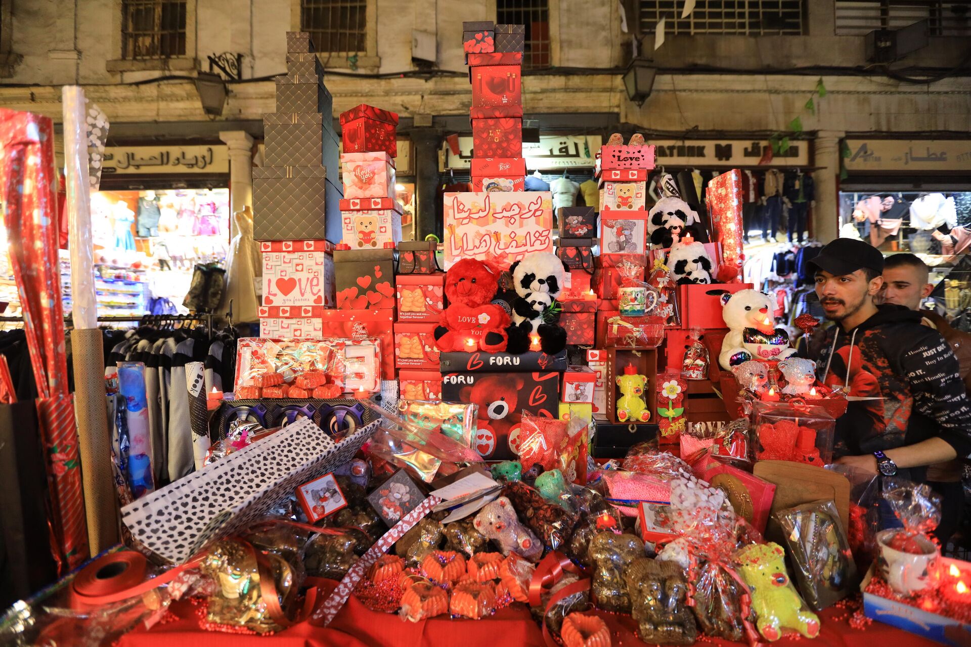 سوريا تكتسي الأحمر احتفالاً بعيد الحب - سبوتنيك عربي, 1920, 14.02.2022
