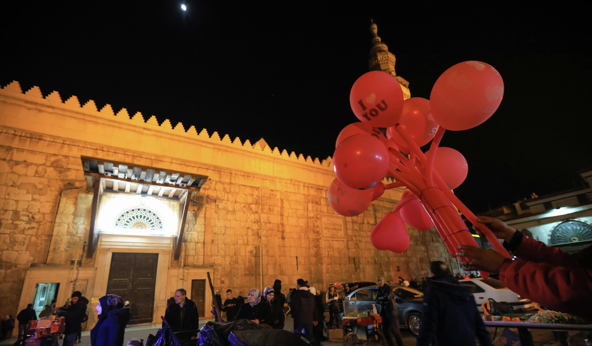 سوريا تكتسي الأحمر احتفالاً بعيد الحب - سبوتنيك عربي, 1920, 14.02.2022