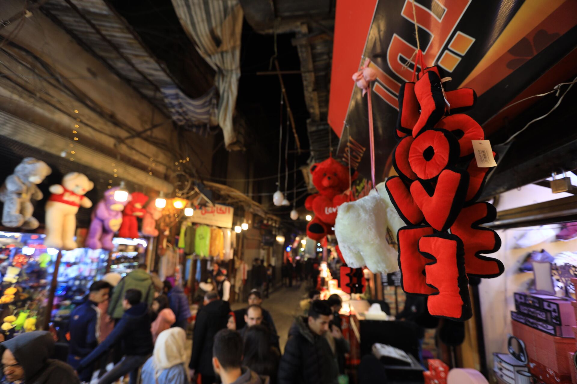 سوريا تكتسي الأحمر احتفالاً بعيد الحب - سبوتنيك عربي, 1920, 14.02.2022