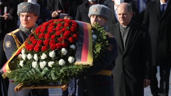 مستشار ألمانيا أولاف شولتز يشارك في مراسم وضع إكليل من الزهور على قبر الجندي المجهول في حديقة ألكسندر في موسكو، روسيا 15 فبراير 2022
 - سبوتنيك عربي
