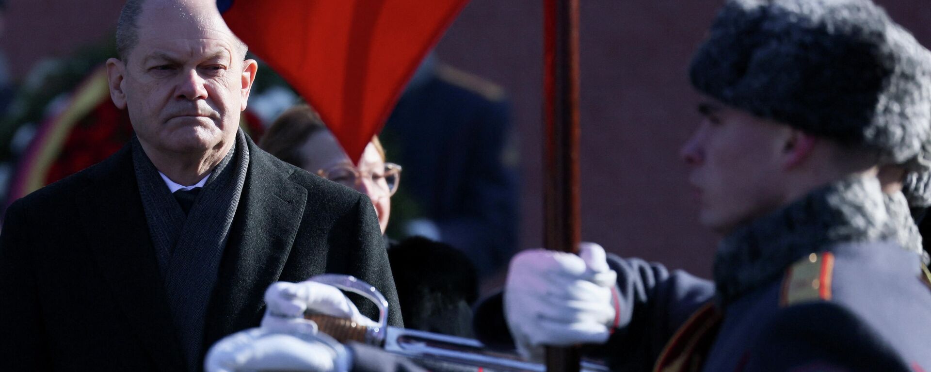مستشار ألمانيا أولاف شولتز يشارك في مراسم وضع إكليل من الزهور على قبر الجندي المجهول في حديقة ألكسندر في موسكو، روسيا 15 فبراير 2022
 - سبوتنيك عربي, 1920, 20.02.2022