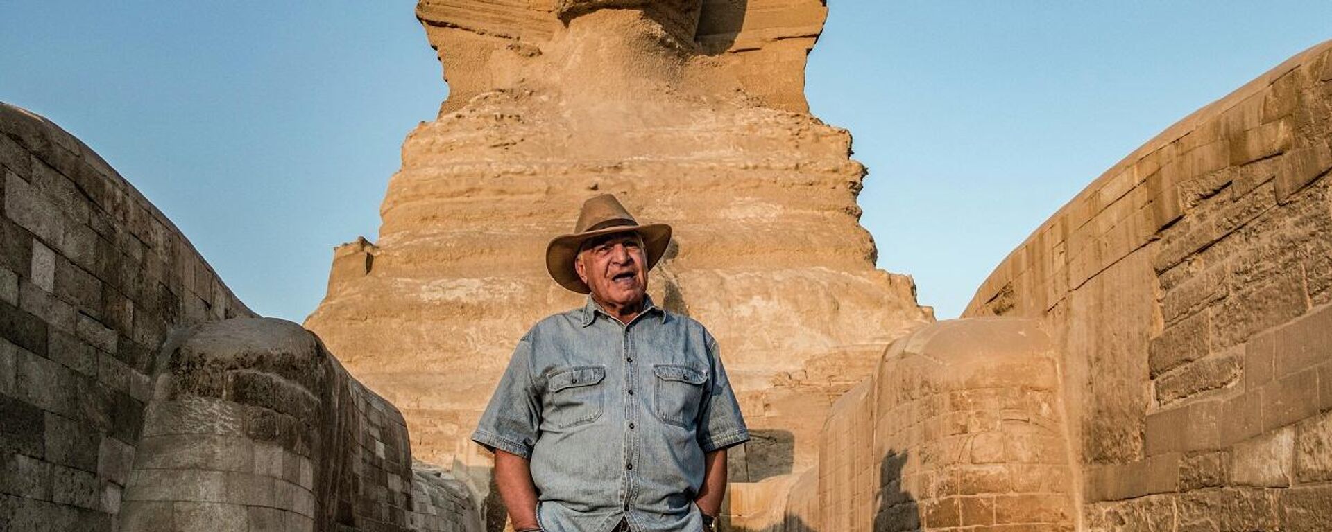 عالم الآثار المصري، الدكتور زاهي حواس، يقف أمام تمثال أبو الهول، الجيزة، القاهرة - سبوتنيك عربي, 1920, 11.05.2023