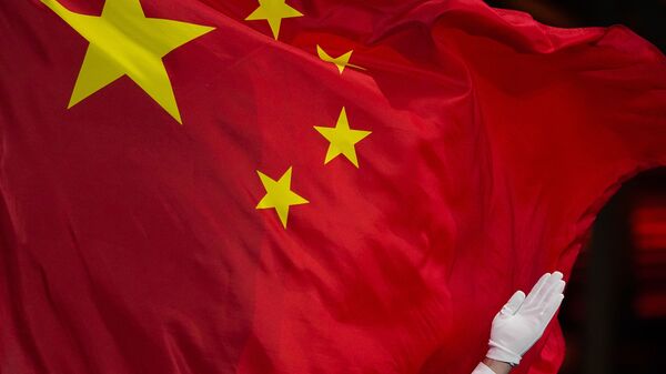رفع العلم الصيني خلال حفل توزيع الميداليات للتزلج الحر للسيدات في دورة الألعاب الأولمبية الشتوية 2022 في بكين، 8 فبراير 2022. - سبوتنيك عربي