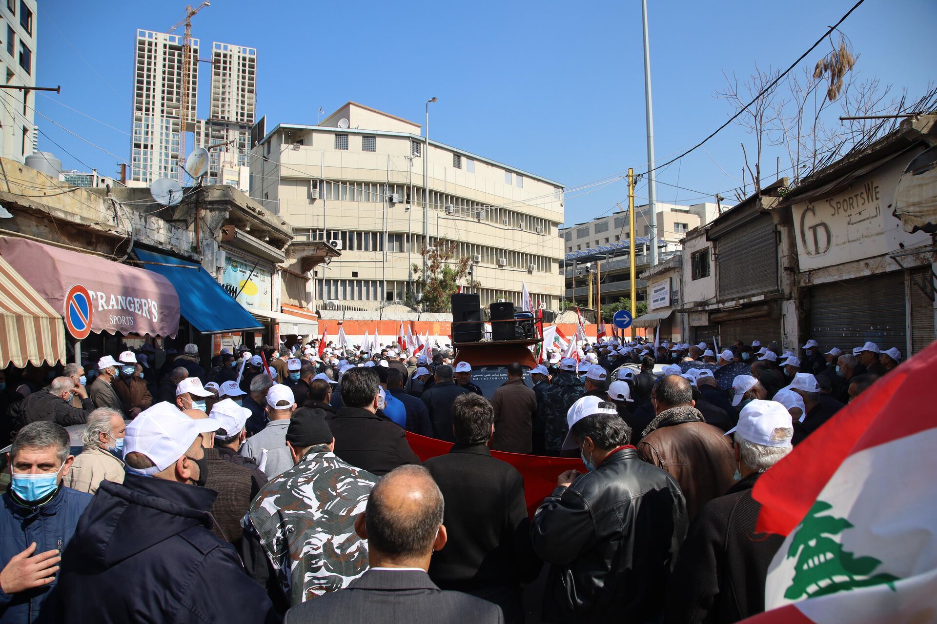 تظاهرة مركزية لمتقاعدي قوى الأمن الداخلي اللبناني فرضتم علينا معركة ونحن لها، في بيروت تظاهرة مركزية لمتقاعدي قوى الأمن الداخلي اللبناني فرضتم علينا معركة ونحن لها، في بيروت - سبوتنيك عربي, 1920, 16.02.2022