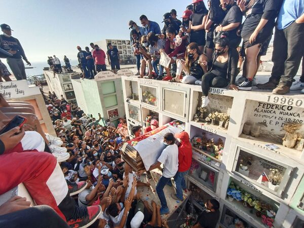 أقارب وأشخاص يشاركون في جنازة سائق قتل على يد مهاجرين فنزويليين في أنتوفاغاستا، تشيلي، 14 فبراير 2022 - سبوتنيك عربي