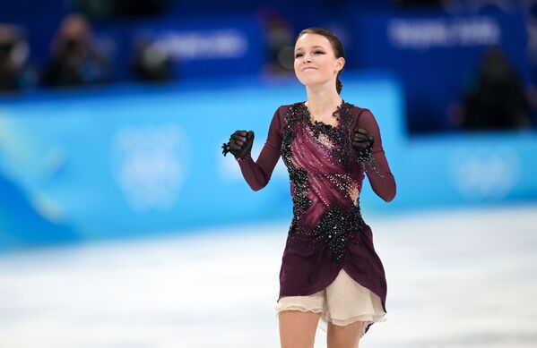 فازت المتزلجة الروسية آنا شيرباكوفا بالميدالية الذهبية،  فقرة التزلج الفني الحر، بكين 2022، الصين 17 فبراير 2022.  - سبوتنيك عربي