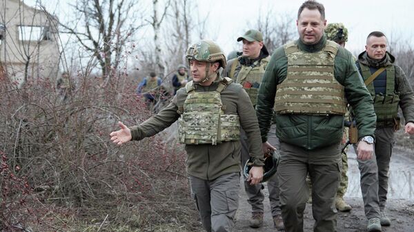 الرئيس الأوكراني فلاديمير زيلينسكي يزور الوحدات العسكرية بالقرب من إقليم دونباس، جمهورية دونيتسك الشعبية، أوكرانيا 17 فبراير 2022 - سبوتنيك عربي