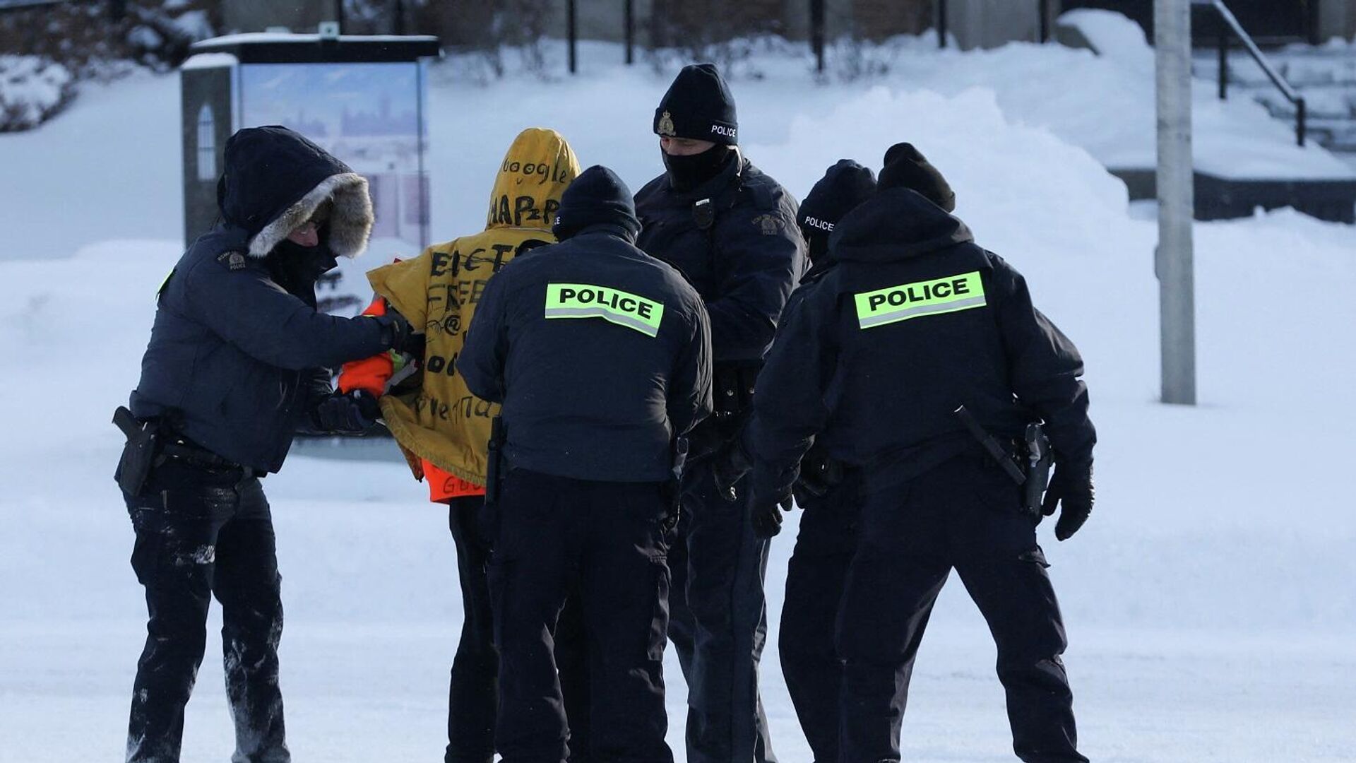 ضباط الشرطة الكندية يحتجزون رجلا، بينما يواصل سائقو الشاحنات وأنصاره الاحتجاج على تفويضات لقاح فيروس كورونا في أوتاوا، أونتاريو، كندا، 18 فبراير/ شباط 2022 ضباط الشرطة الكندية يحتجزون رجلا، بينما يواصل سائقو الشاحنات وأنصاره الاحتجاج على تفويضات لقاح فيروس كورونا في أوتاوا، أونتاريو، كندا، 18 فبراير/ شباط 2022 - سبوتنيك عربي, 1920, 18.02.2022