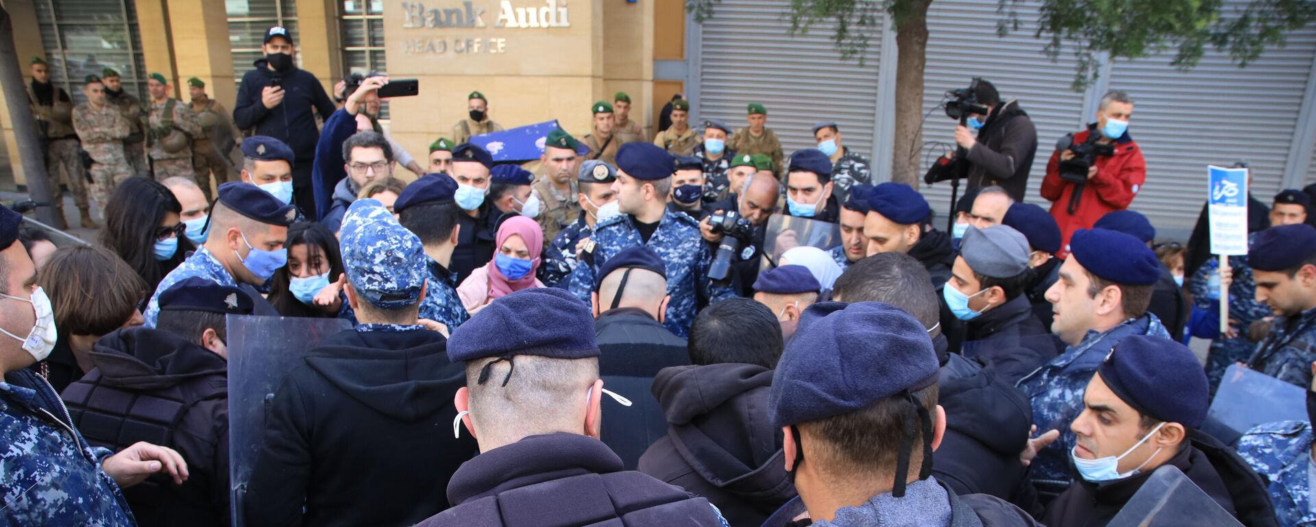 تظاهرة للمودعين في لبنان انتهت بمواجهة دامية مع الأمن اللبناني
 - سبوتنيك عربي, 1920, 16.08.2022