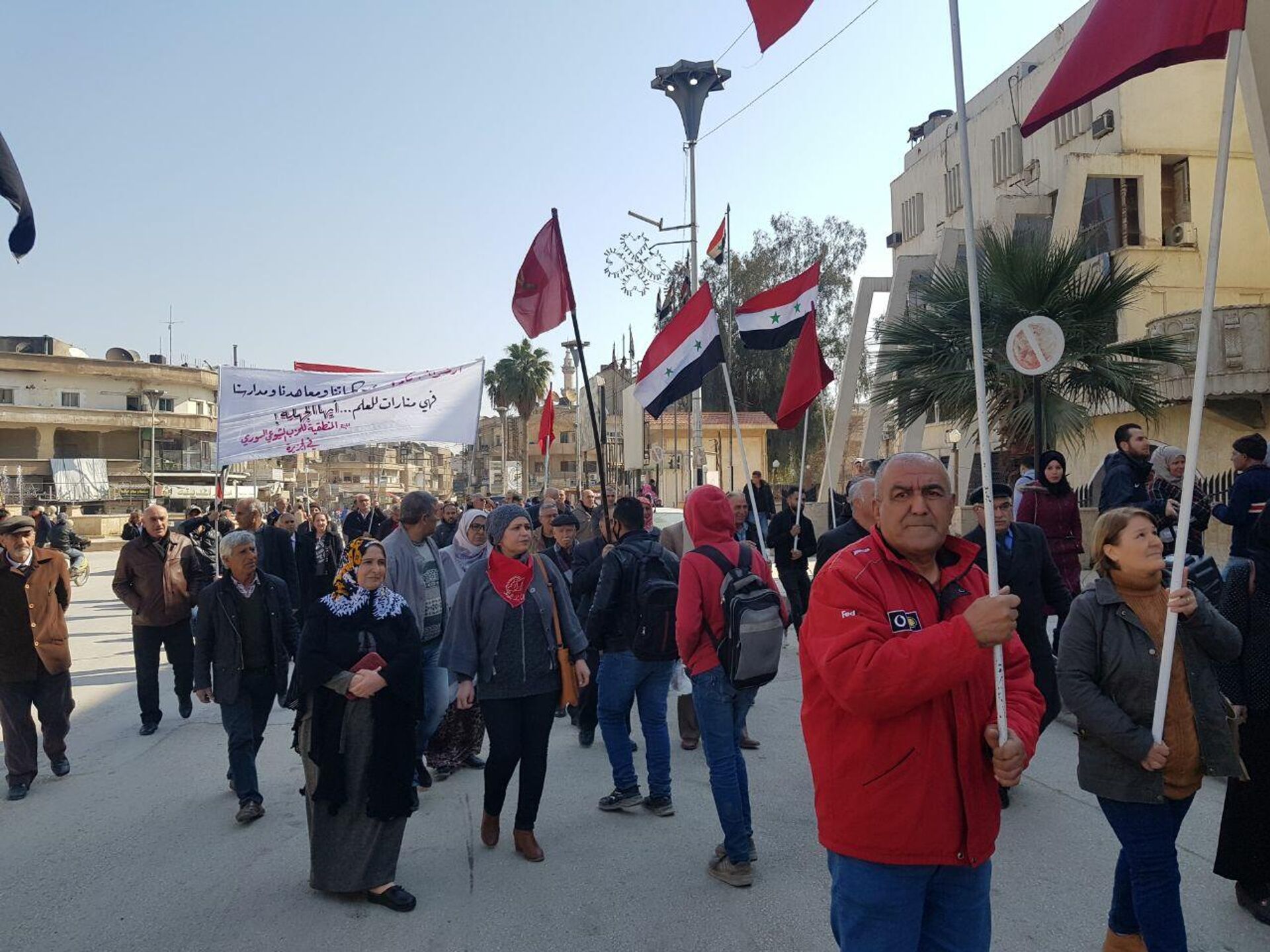 وقفة في الحسكة ضد تصرفات الجيش الأمريكي الذي يستولي على مباني (جامعة) سورية لتحويلها إلى قاعدة لا شرعية - سبوتنيك عربي, 1920, 19.02.2022