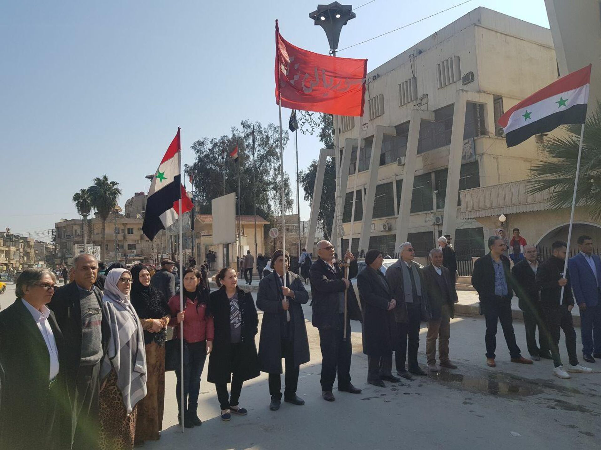 وقفة في الحسكة ضد تصرفات الجيش الأمريكي الذي يستولي على مباني (جامعة) سورية لتحويلها إلى قاعدة لا شرعية - سبوتنيك عربي, 1920, 19.02.2022