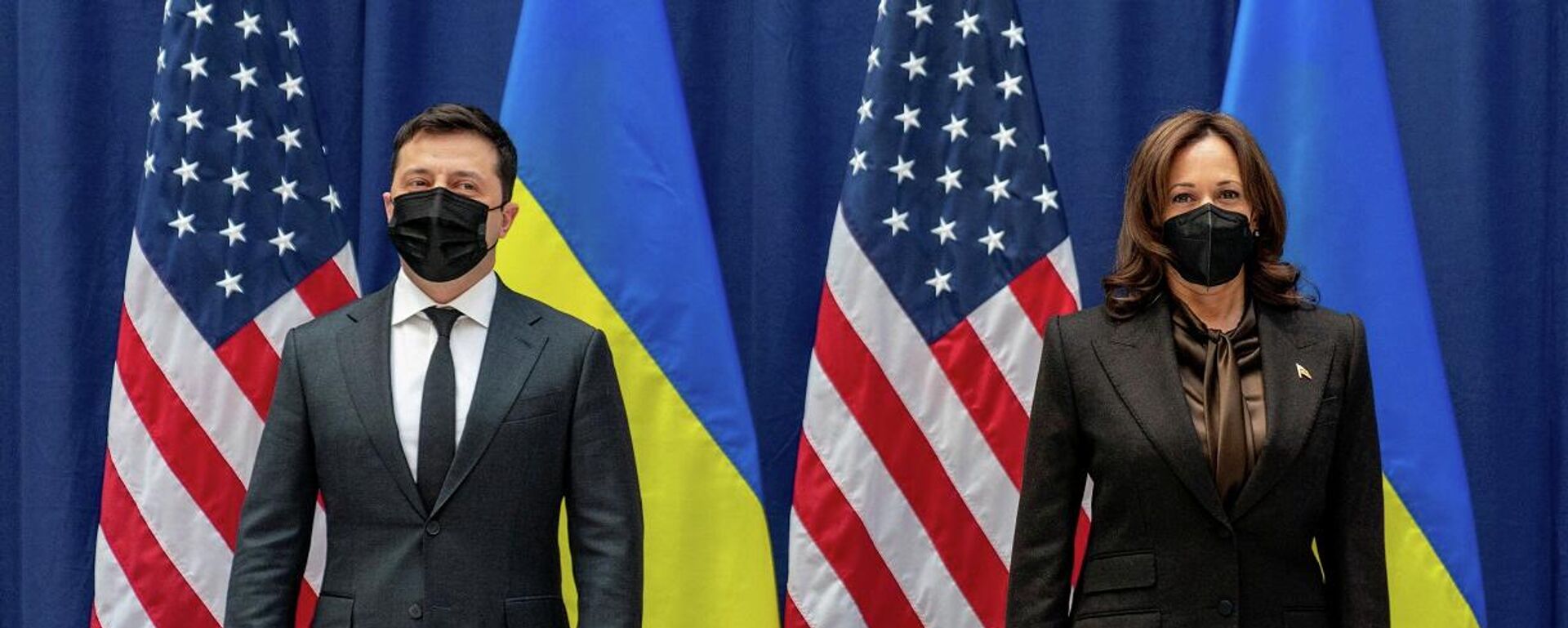 نائبة الرئيس الأمريكي، جو بايدن، كامالا هاريس، والرئيس الأوكراني، فلاديمير زيلينسكي، في مؤتمر ميونيخ للأمن، 19 فبراير/ شباط 2022 - سبوتنيك عربي, 1920, 20.02.2022