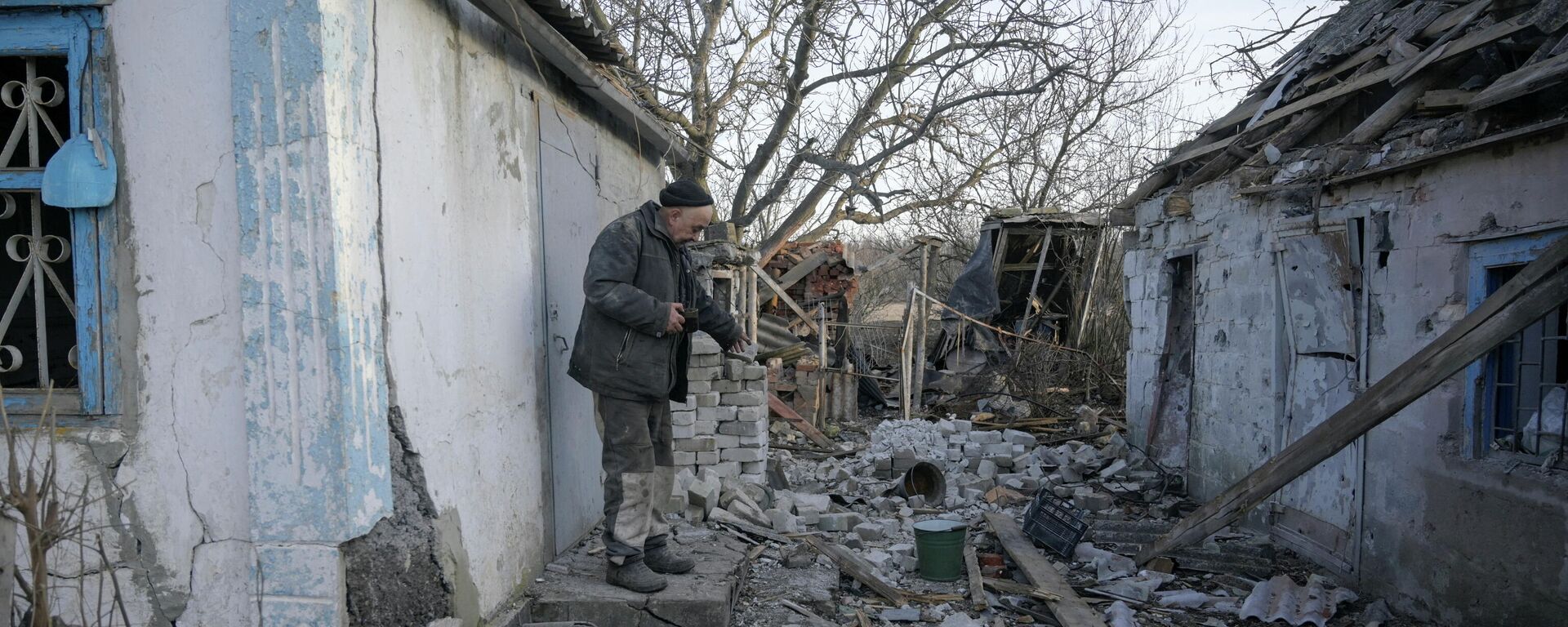 تضرر منازل جراء القصف الأخير في جمهورية دونيتسك المعلنة من طرف واحد 20 فبراير 2022 - سبوتنيك عربي, 1920, 20.02.2022