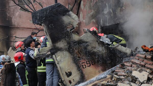 وحدات الاستجابة الأولية تصل إلى موقع تحطم طائرة عسكرية في مدينة تبريز، إيران 21 فبراير 2022. - سبوتنيك عربي