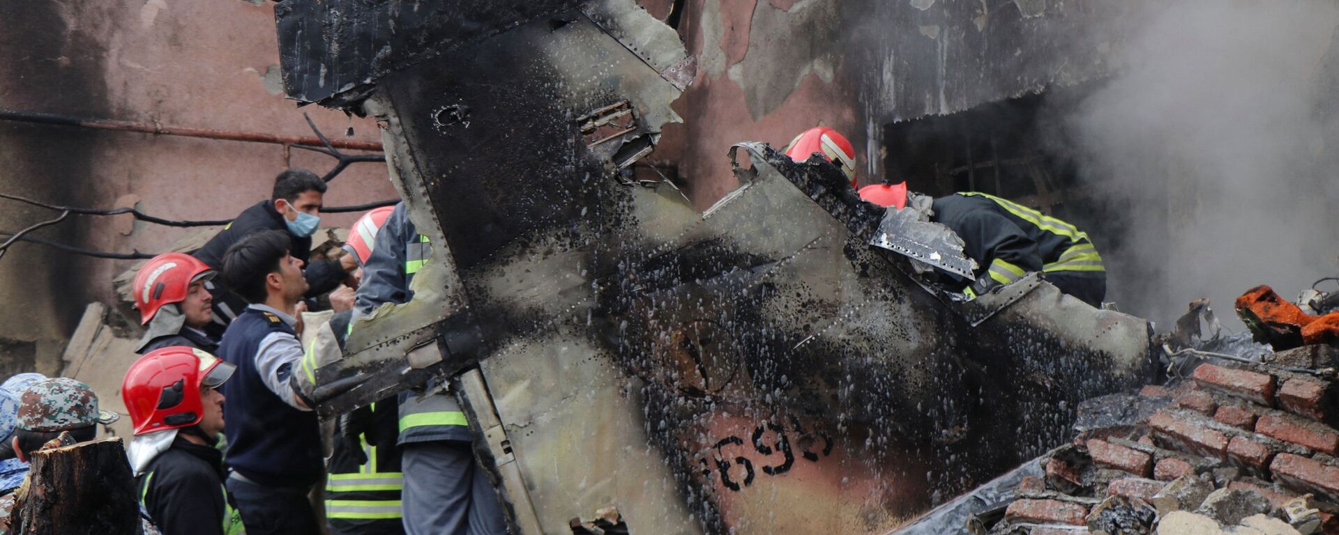 وحدات الاستجابة الأولية تصل إلى موقع تحطم طائرة عسكرية في مدينة تبريز، إيران 21 فبراير 2022. - سبوتنيك عربي, 1920, 28.02.2026