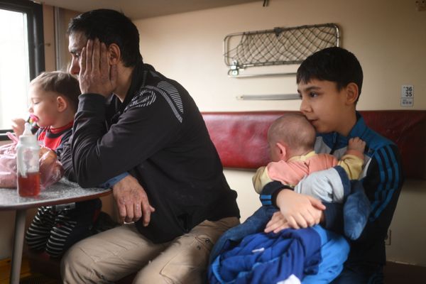 سكان جمهورية دونيتسك الشعبية في عربة قطار بمحطة سكة حديد دونيتسك -2، أثناء عملية الإجلاء إلى أراضي روسيا في منطقة روستوف، 20 فبراير 2022. - سبوتنيك عربي
