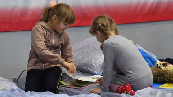 أطفال يقرؤون في مخيم مؤقت للاجئين من إقليم دونباس رقم13 في تاغانروغ منطقة روستوف، روسيا 21 فبراير 2022 - سبوتنيك عربي