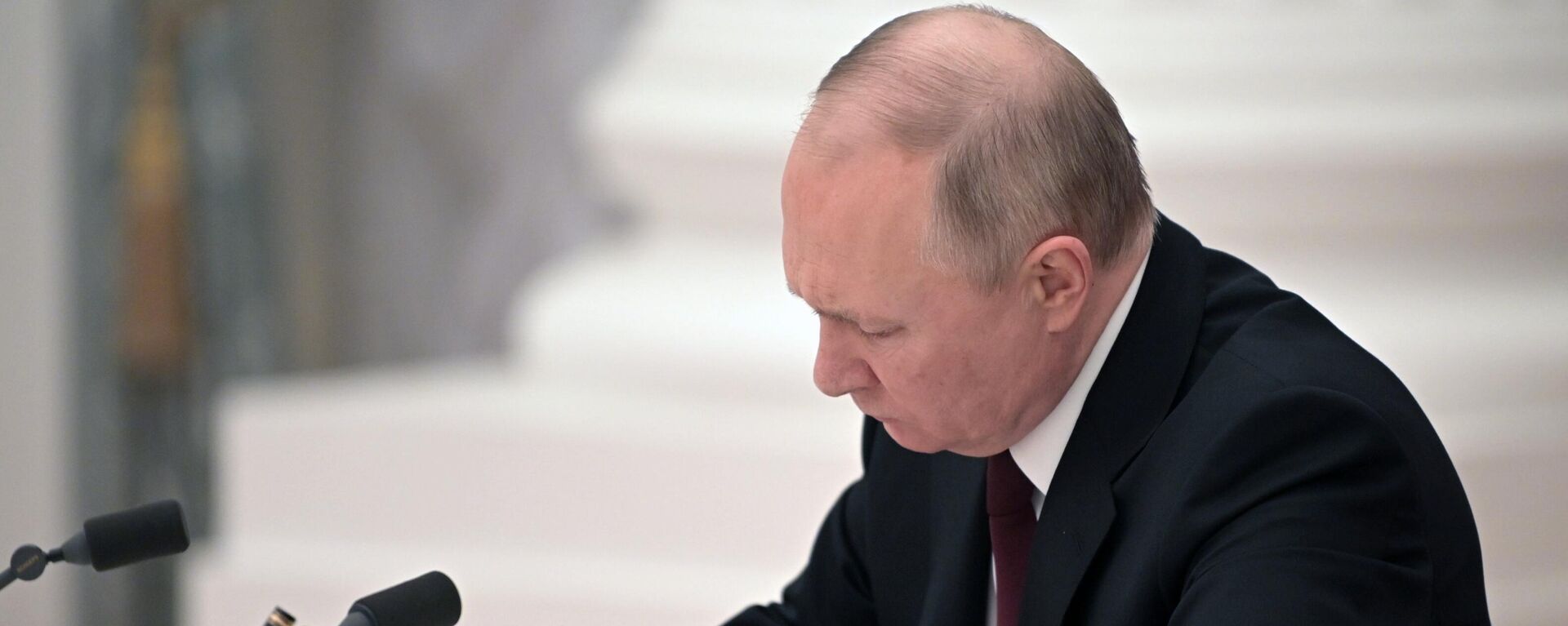 الرئيس الروسي فلاديمير بوتين خلال التوقيع على مراسيم الاعتراف بجمهوريتي لوغانسك ودونيتسك من قبل روسيا 21 فبراير 2022
 - سبوتنيك عربي, 1920, 21.02.2022