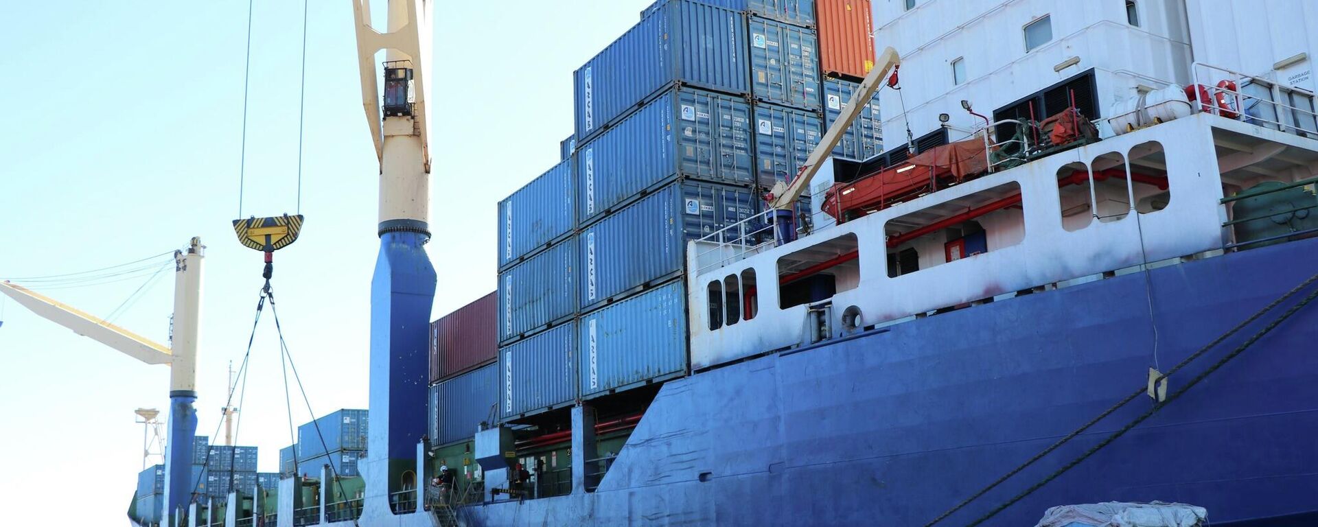 حاوية محملة بالنفايات المنزلية الإيطالية في ميناء سوسة بتونس حاوية محملة بالنفايات المنزلية الإيطالية في ميناء سوسة بتونس - سبوتنيك عربي, 1920, 24.02.2022