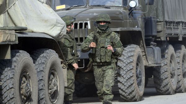 الوضع على الحدود بين روسيا و أوكرانيا - قوات الجيش الروسي على الحدود بين شبه جزيرة القرم و أوكرانيا، في أرميانسك 24 فبراير 2022 - سبوتنيك عربي
