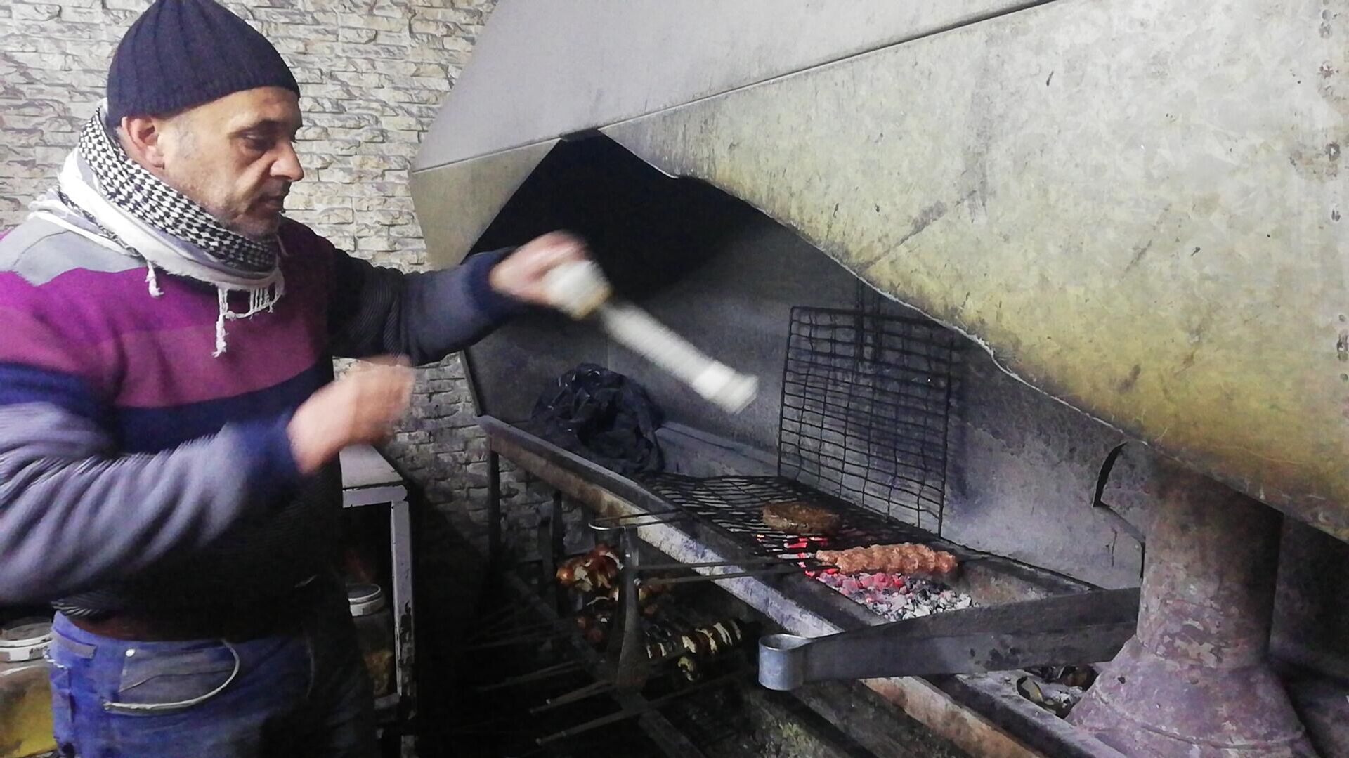 زوجان من عشاق (الكباب الحلبي) يبتكران آلة لصنعه - سبوتنيك عربي, 1920, 27.02.2022