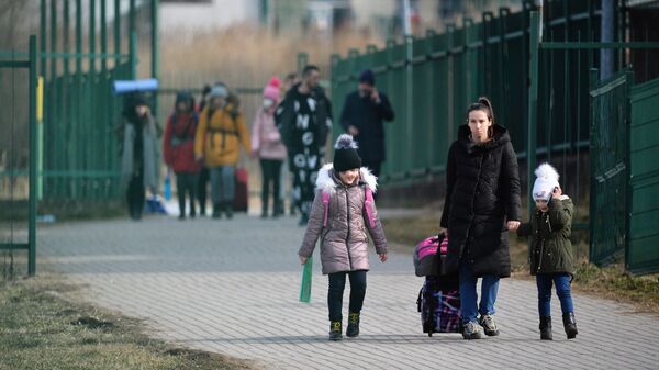 الوضع على حدود أوكرانيا و بولندا - اللاجئون الأوكرانيون، 26 فبراير 2022 - سبوتنيك عربي