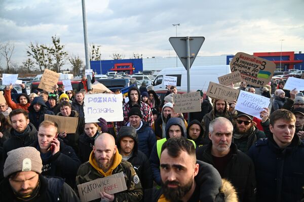 الوضع على حدود أوكرانيا و بولندا - بولنديون يعرضون على توصيل اللاجئين دون مقابل، 26 فبراير 2022 - سبوتنيك عربي