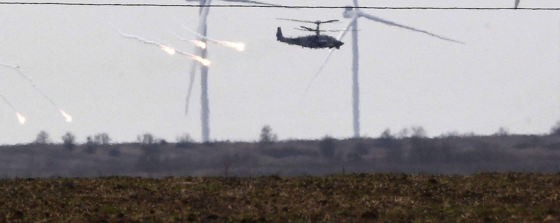 مروحيات هجومية من طراز مي-24 تابعة للقوات الجوية الروسية تحلق في سماء أرمينيا 28 فبراير 2022 - سبوتنيك عربي, 1920, 07.10.2022