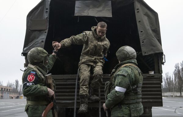 جنود من الجيش الأوكراني، الذين استسلموا للجيش الروسي، في لوغانسك، 25 فبراير 2022 - سبوتنيك عربي