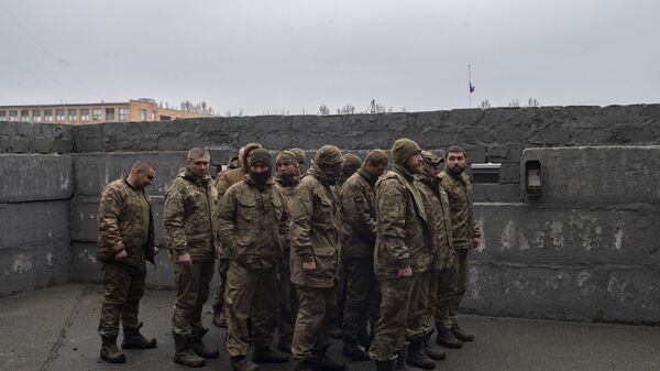 جنود من الجيش الأوكراني، الذين استسلموا للجيش الروسي، في لوغانسك، 25 فبراير 2022 - سبوتنيك عربي