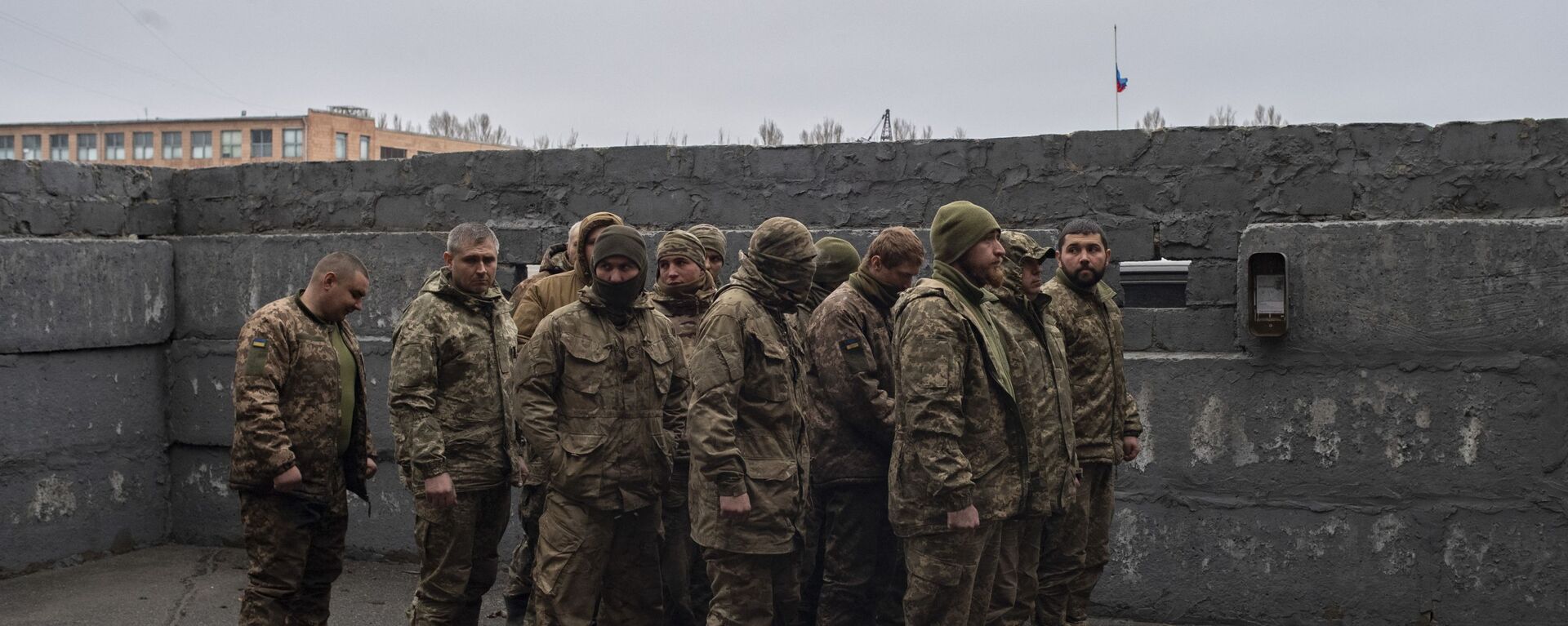 جنود من الجيش الأوكراني، الذين استسلموا للجيش الروسي، في لوغانسك، 25 فبراير 2022 - سبوتنيك عربي, 1920, 17.11.2022