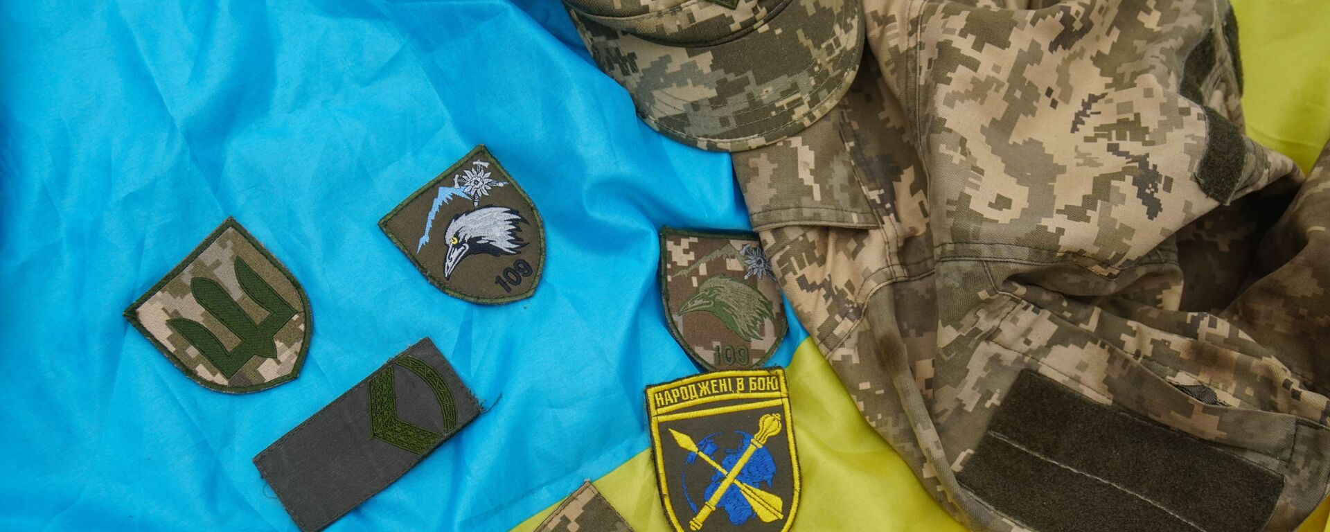 الوضع بالقرب من ماريوبول - علم أوكرانيا والزي العسكري تركها الجيش الأوكراني، أوكرانيا 28 فيراير 2022 - سبوتنيك عربي, 1920, 16.10.2023