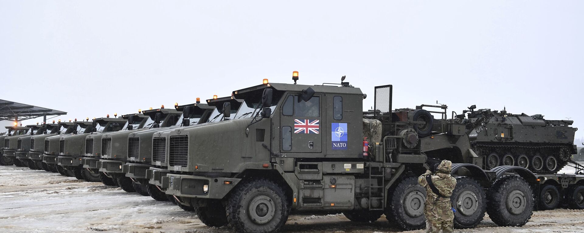 قوات الناتو على حدود روسيا - مدرعات تابعة لقوات الجيش البريطاني تصل إلى إستونيا 25 فبراير 2022 - سبوتنيك عربي, 1920, 04.03.2022