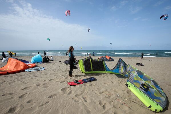 امرأة تستعد للذهاب لركوب الأمواج الشراعي في البحر الأبيض المتوسط ​​في مجمع لو غراند بلو (Le Grand Bleu) السياحي في بومرداس، الجزائر، 25 فبراير 2022. - سبوتنيك عربي